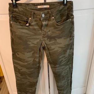 Levi’s Camo print skinny jeans